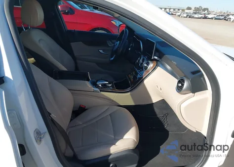 2015 Mercedes-Benz C 300 4Matic z USA, uszkodzony, nr VIN 55SWF4KB1FU039770